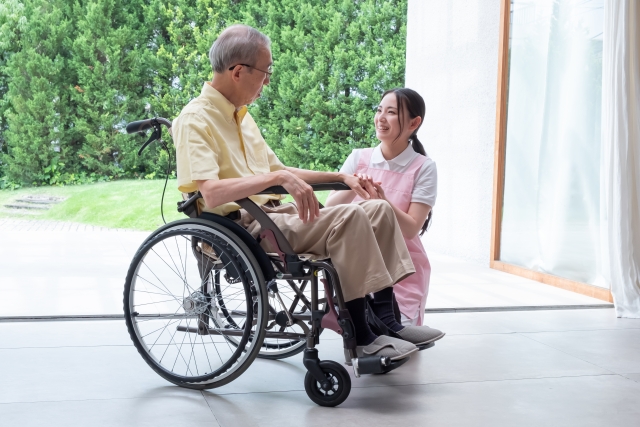 介護職で働くなら正社員よりも派遣